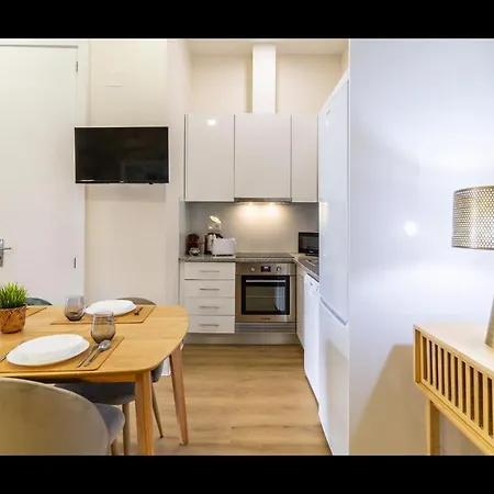 Stunning Studio W/ Patio & Ac By Lovelystay Порту